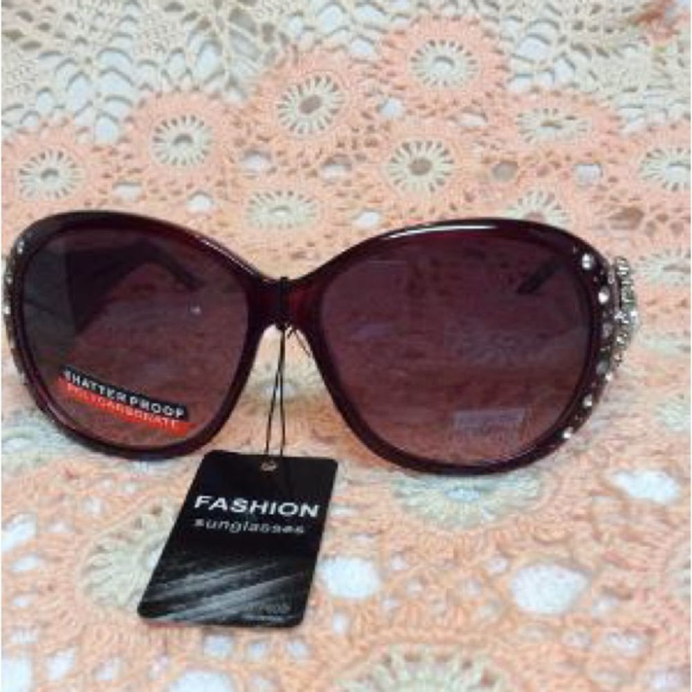 2023 Brand New Fashion Women’s Sunglasses Shades in packaging